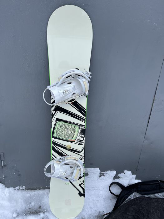 Сноуборд з кріпленнями.
