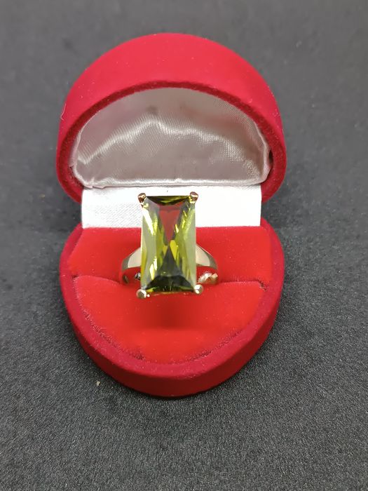 Pierścionek złoty zielony kamień