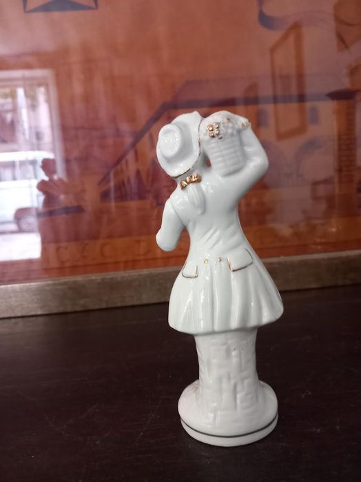 figura em porcelana "pajem" carregando cesto de uvas