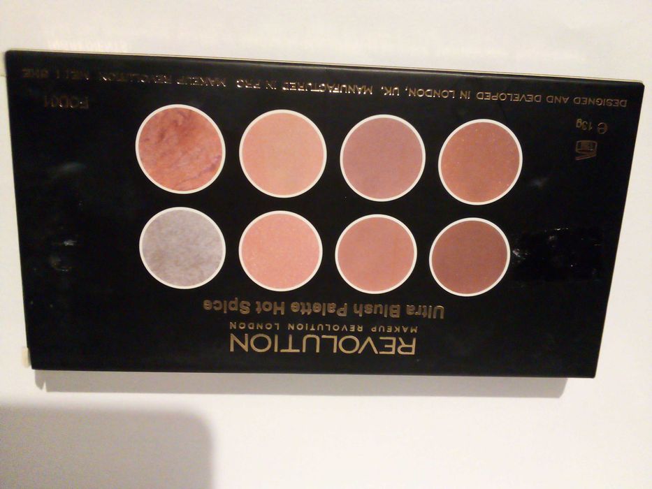 REVOLUTION  ultra professional BLUSH hot spice  palette