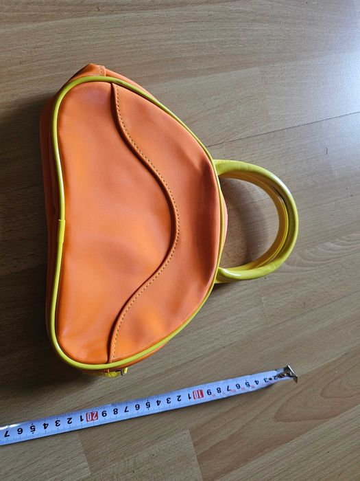 Mała lakierowana torebka pomarańczowo-żółta