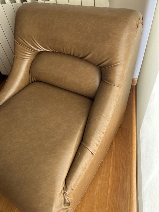 Sofa em pele sintetica de excelente qualidade com alguns sinais minimos de uso