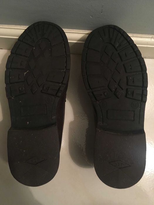 Sapatos castanhos tamanho 39 em bom estado.