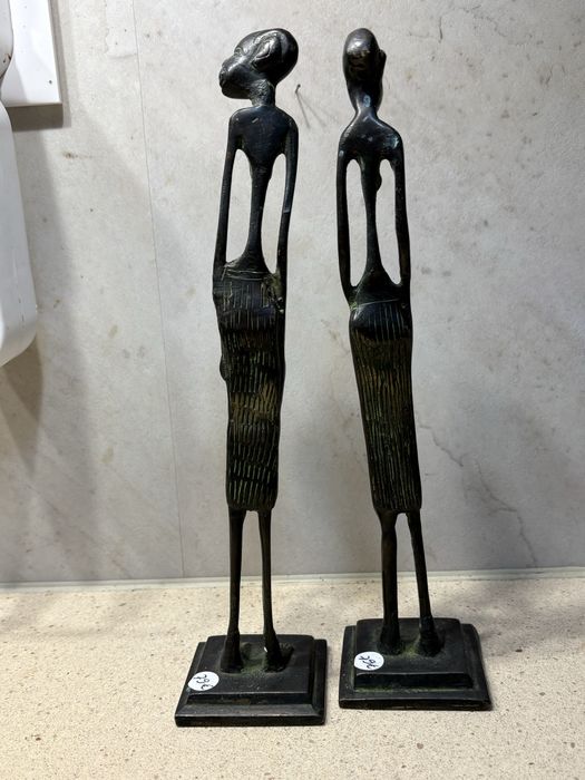 2 antigas esculturas femninas africanas em bronze 27 cm de altura