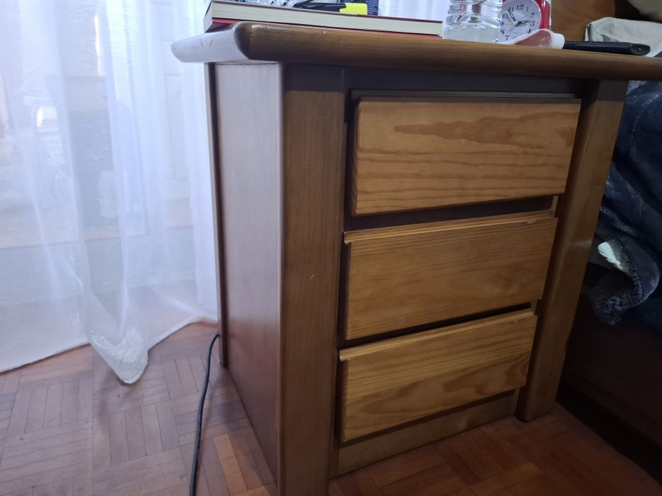 Mesa de cabeceira em pinho  (mel)