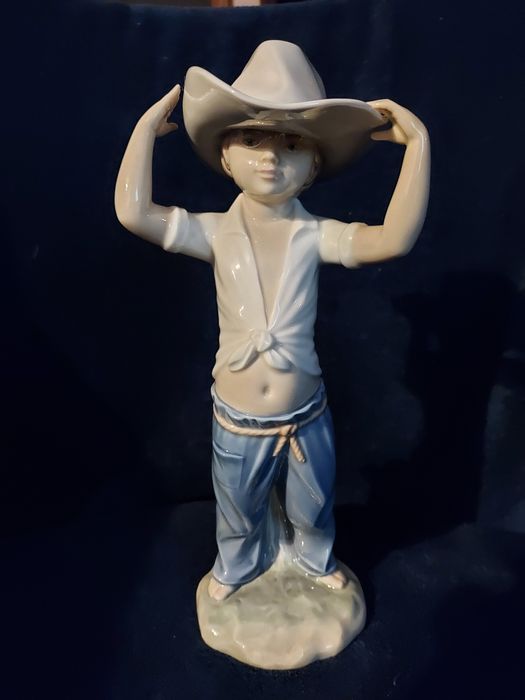 Nao by Lladro duża porcelanowa figurka chłopca Cowboy