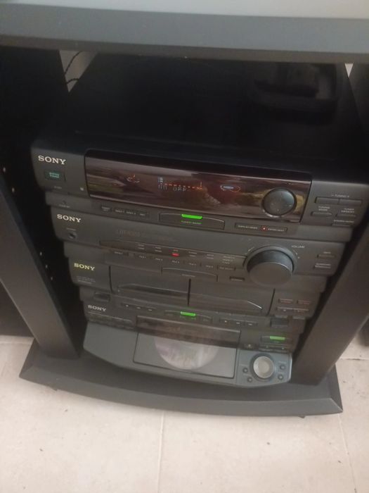 Aparelhagem Sony rádio, cassetes, e leitor com 5 Cd's e 2 colunas com 120 wats de som