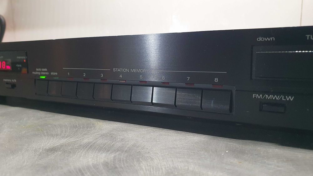 tuner Luxman T-100L - starszy model. Sprawny