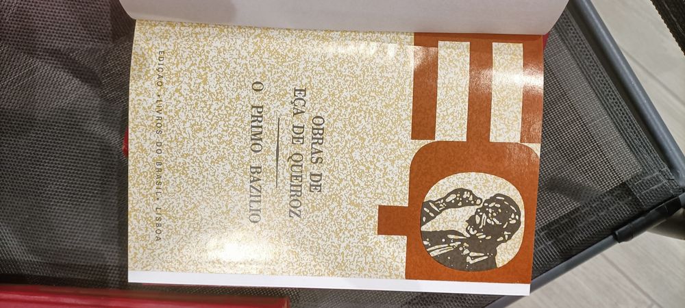 5 livros encadernados de obras de Eça de Queirós