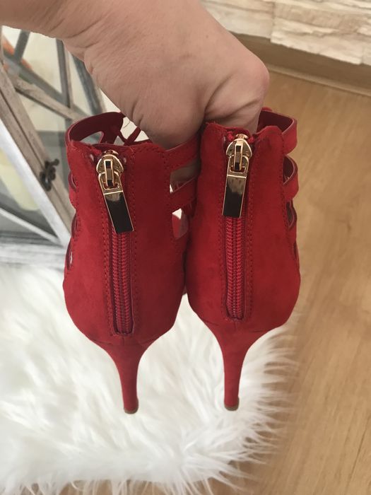 Sandałki szpilki czerwone wiązane 37