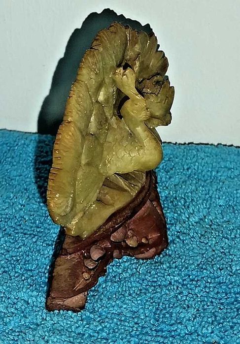 Bonita escultura de pavão em pedra-sabão