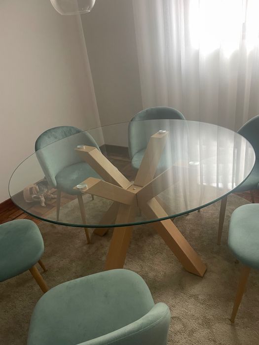 Mesa de jantar moderna com tampo de vidro temperado, praticamente nova
