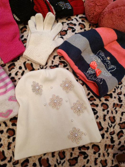 Шапки, шарфы, береты, перчатки.