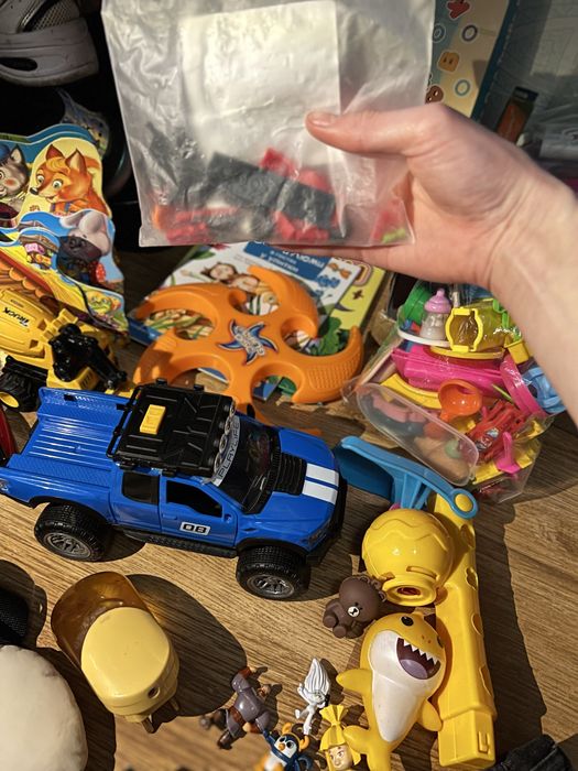 Іграшки, новий одяг, машинки.