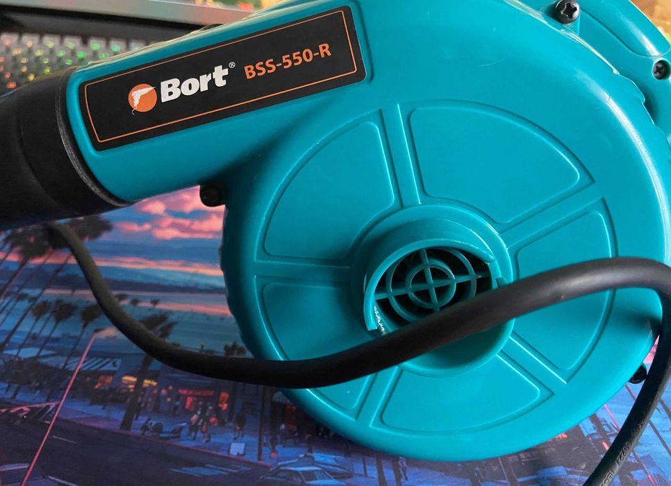 Потужна повітродувка Bort BSS-550-R 550Вт для ПК, техніки та прибирання