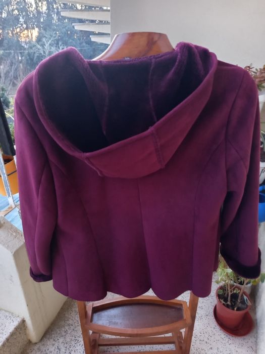 Casaco de pelo e pele artificial  com capuz 
Com