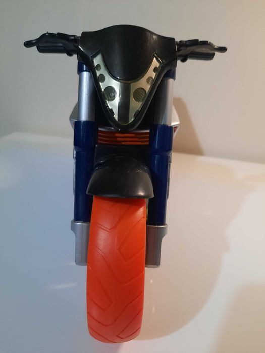 Moto de brincar com tração na roda traseira