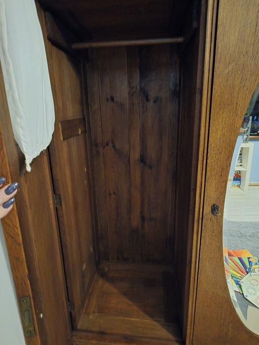 Szafa trzydrzwiowa z szufladami i lustrem