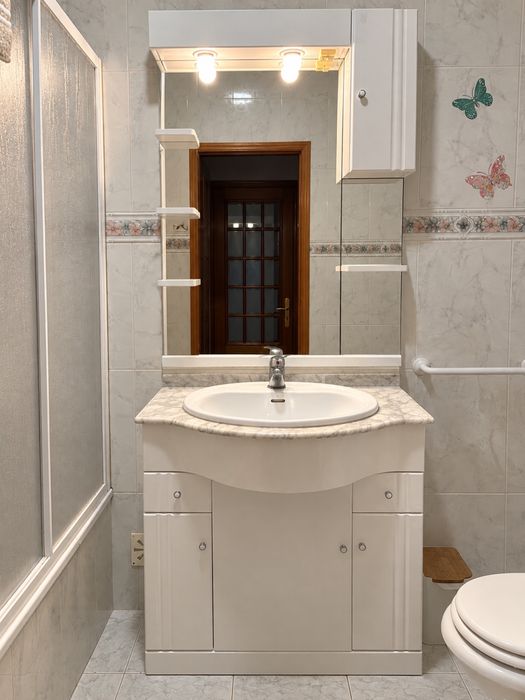 Móvel de casa de banho Sanitana com lavatório e espelho de iluminacao