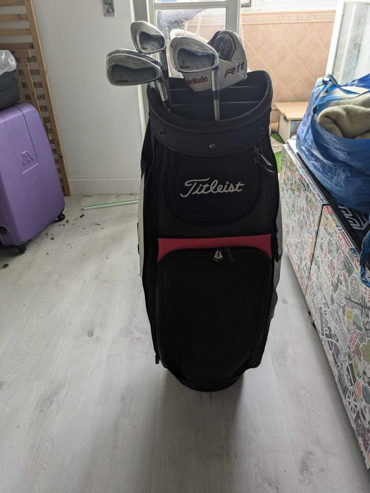 Saco de golfe Titleist com oferta de tacos, bolas, Tees e acessórios - OPORTUNIDADE!