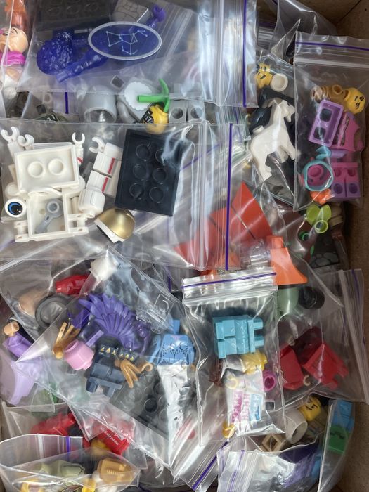LEGO деталі поштучно (35000+ деталей в наявності) + мініфігурки LEGO різних тематик.