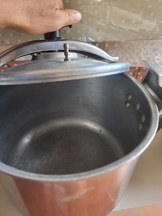 Panelas de pressão de 6 litros cada