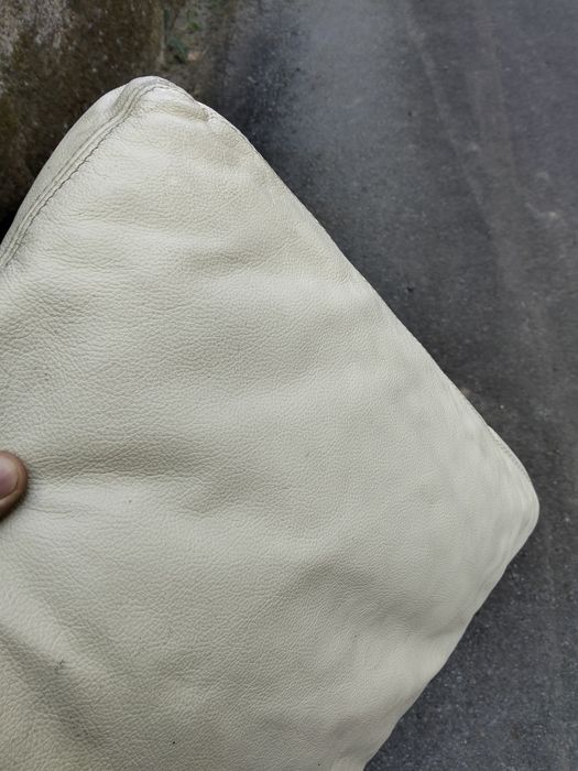 Três sofás em pele