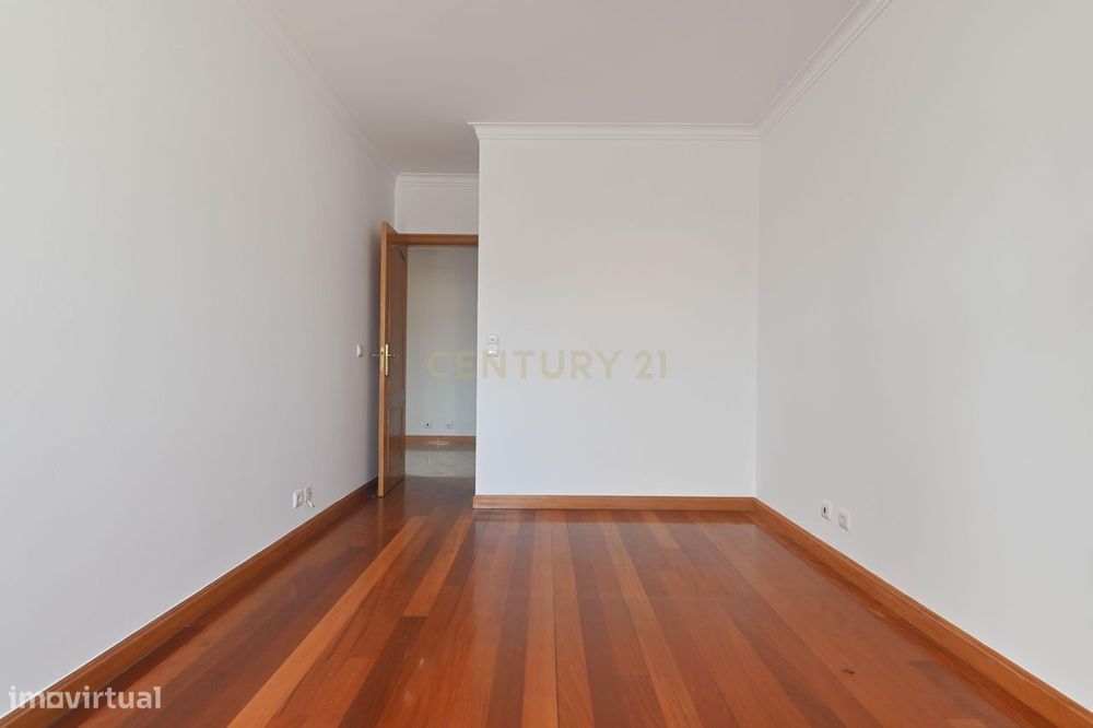 Apartamento T2 com garagem à venda no Arneiro freguesia de Carcavelos