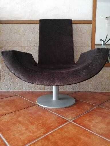 Cadeirão rotativo castanho veludo