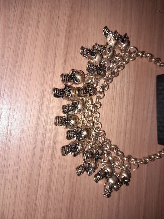 Fio dourado com caveiras