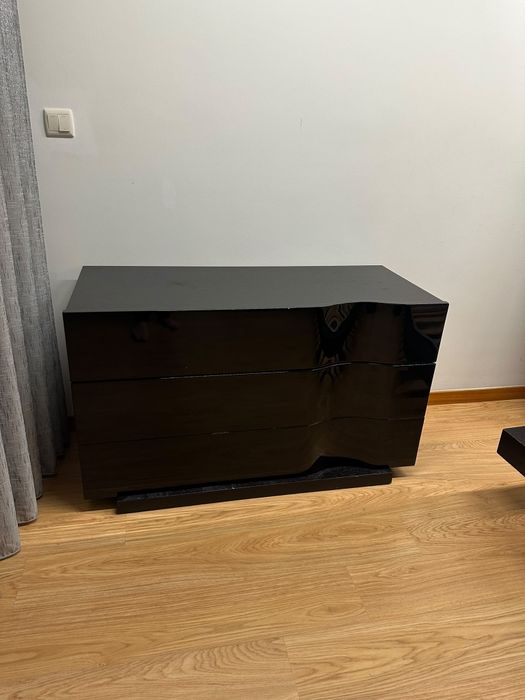 Mobília de quarto com cama, estrado, cómoda e mesas de cabeceira