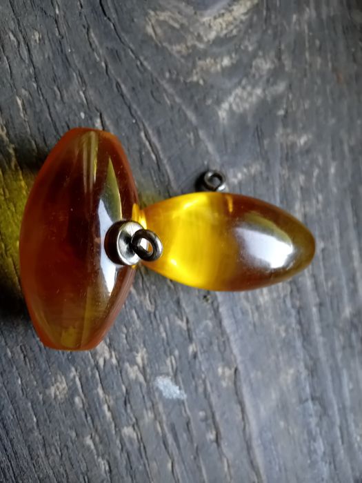 Guziki, ozdoby bursztynowe 2szt.