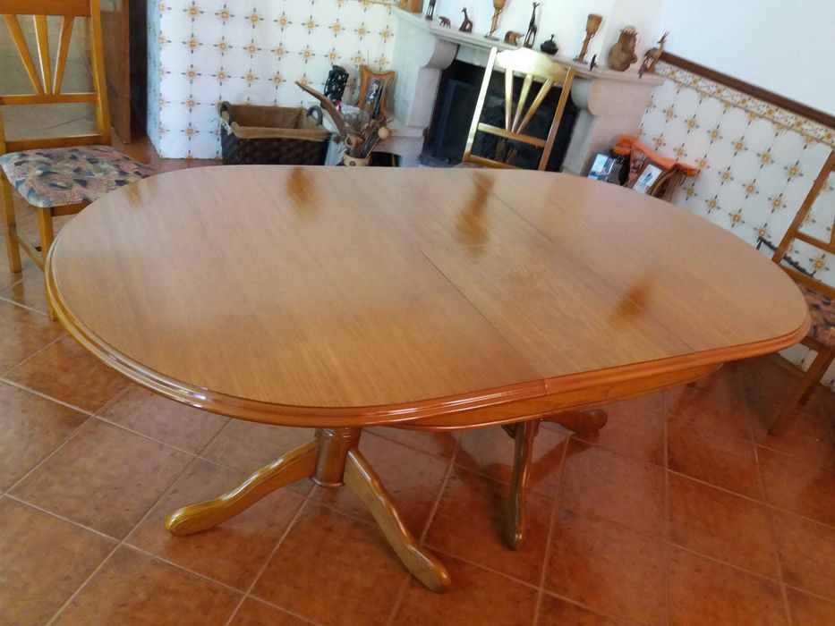 Mesa extensível em madeira maciça, pinho mel.