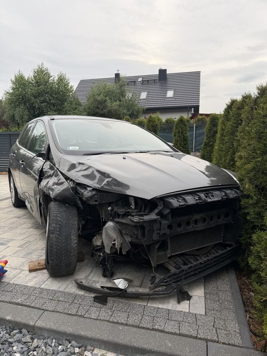Sprzedam auto po wypadku Ford Focus kombi 2016