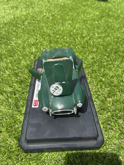 Miniatura Shelby Cobra 427 (1965) Bburago 1:24 - Edição 1000 Miglia