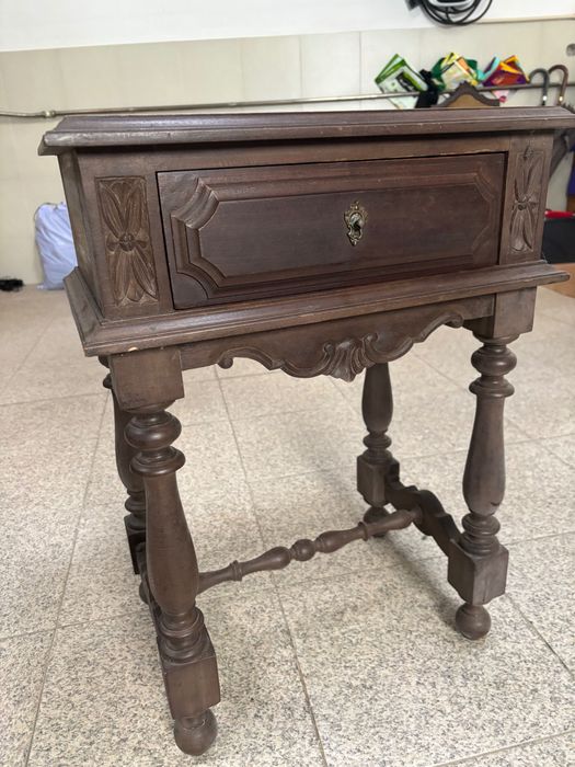 Mesas de cabeceira antigas