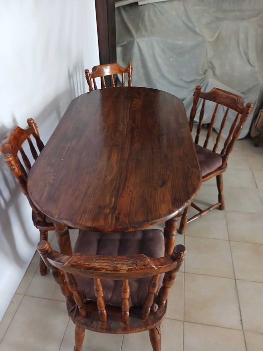 Mesa em madeira e 4 cadeiras