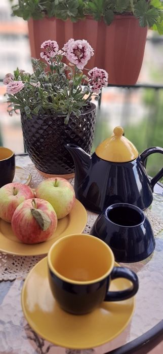 Dzbanek, filiżanki, mlecznik, cukiernica