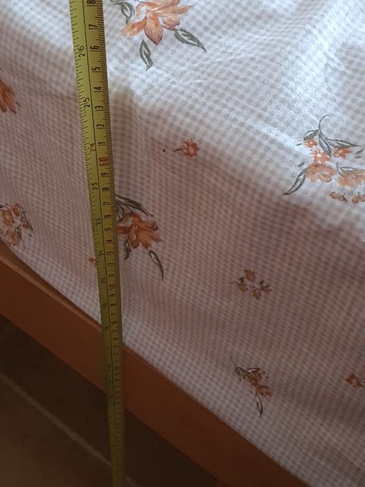 Cama de casal em pinho mel com 2 mesas de cabeceira