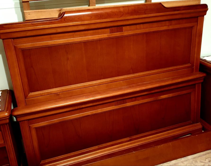 Conjunto quarto clássico em cerejeira