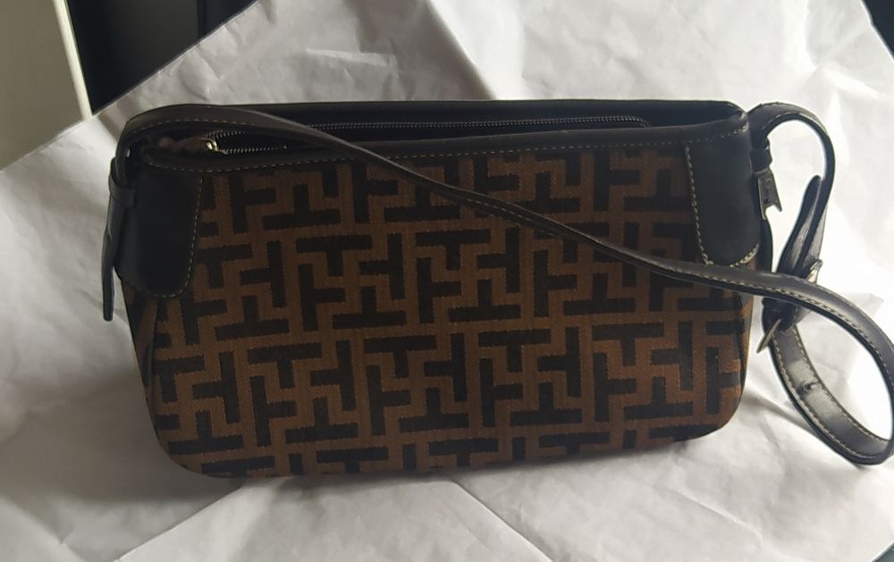 Mala de mulher em tons castanhos e preto