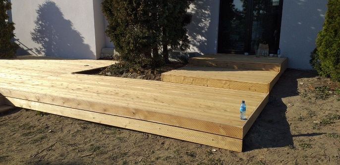 Tarasy drewniane, deski tarasowe, modrzew syberyjski, trawa z rolki