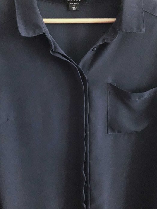 Camisa azul-escura com botões ocultos (tam. XL)