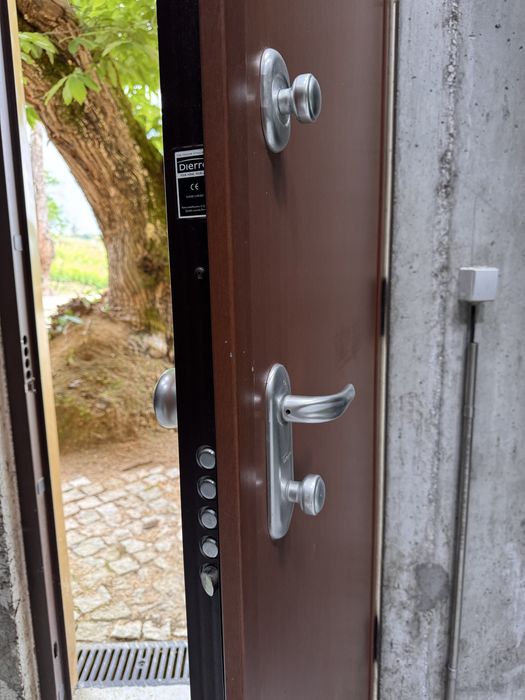 Portas Blindadas Dierre Premium – Estrutura pronta a revestir | Valor Novo +11.000€