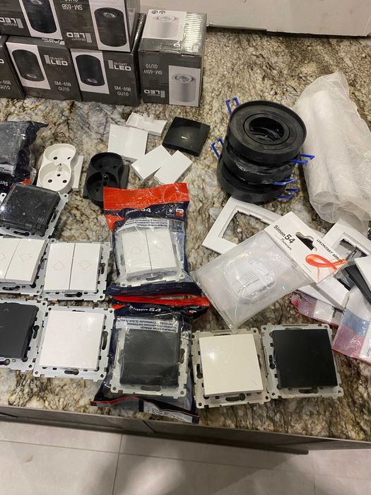 Zestaw osprzętu Simon 54 i opraw LED GU10 - Wyprzedaż po budowie!