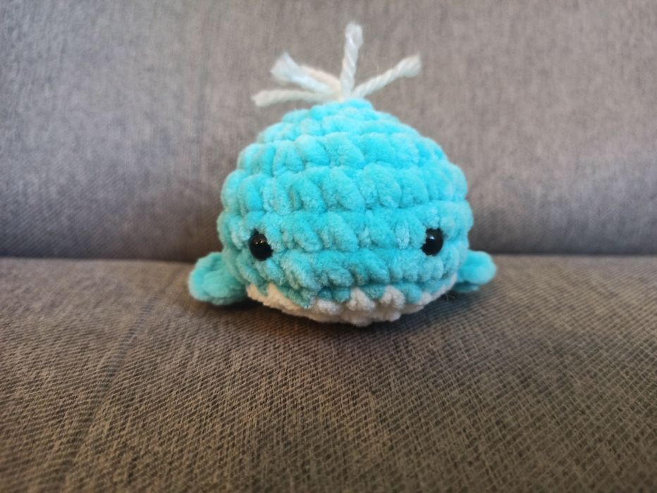 Ręcznie zrobiony na szydełku wieloryb