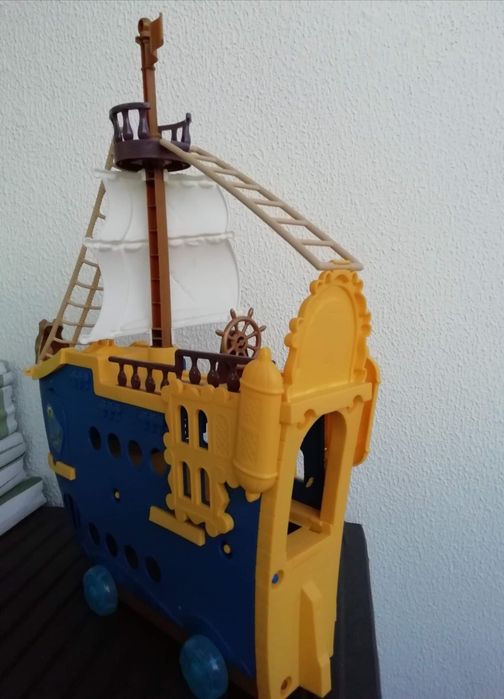Barco de piratas Disney