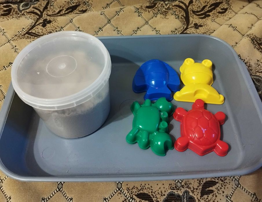 Кінетичний пісок (+ пісочниця, формочки)