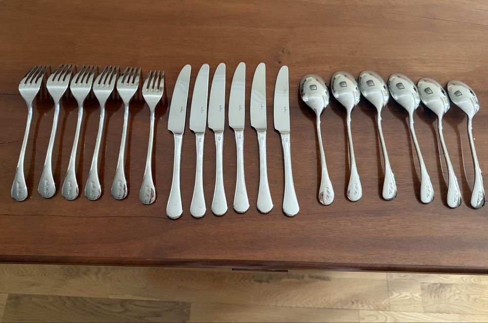 6 conjuntos de talheres de carne e 1 de servir da marca Rosenthal