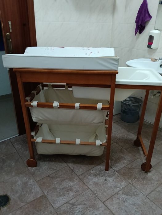 Muda fraldas em madeira